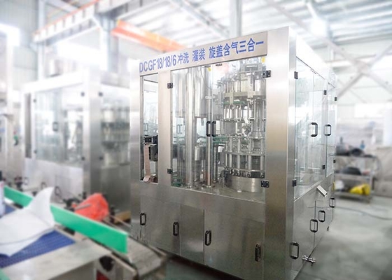 中国 自動炭酸飲み物の充填機は、冷たい飲み物のびんの充填機にガスを供給します サプライヤー
