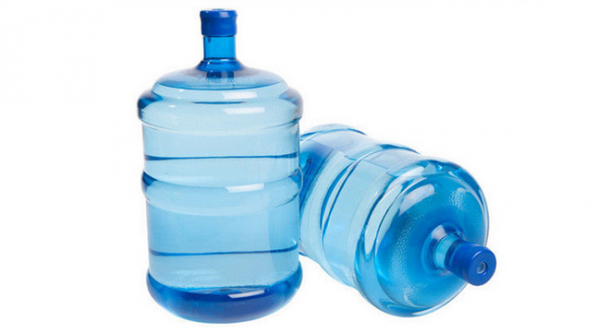 プラスチック天然水のびん