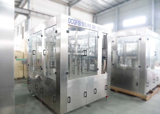 中国 プラスチックびんの小規模の炭酸飲料の容器装置の飲み物炭酸化 DCGF24-24-8 サプライヤー