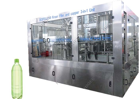 中国 容易な操作は飲料びん詰めにする装置11.2kw 24000bph容量を炭酸塩化しました サプライヤー